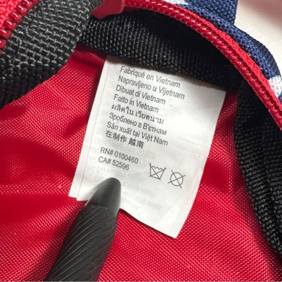 Kavu Spectator red, white & blue US flag waist bag fanny pack, adjustable strap - Picture 8 of 12